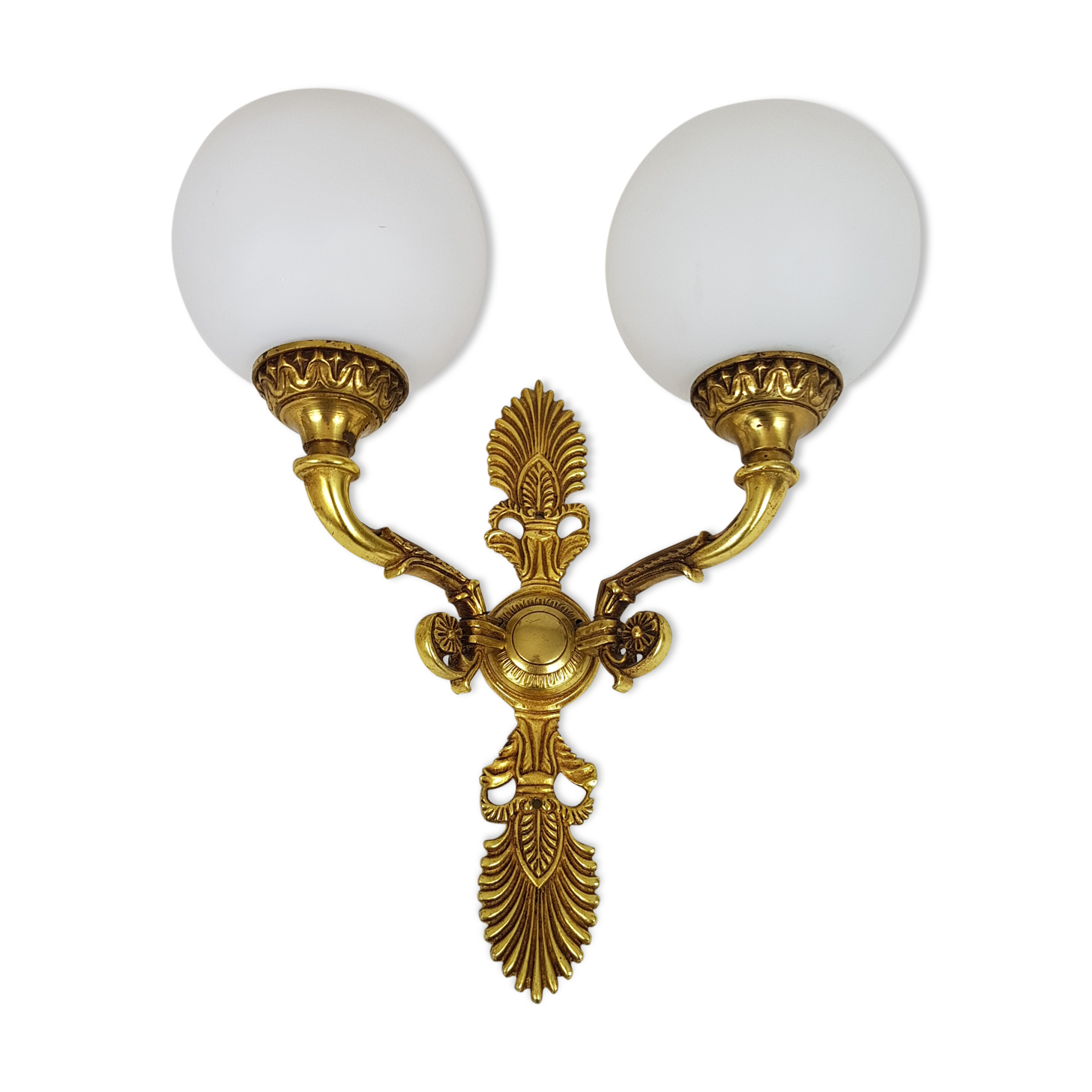 Wall light in gilded bronze and opaque glass globe