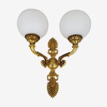 Wall light in gilded bronze and opaque glass globe