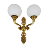 Wall light in gilded bronze and opaque glass globe