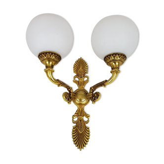 Wall light in gilded bronze and opaque glass globe