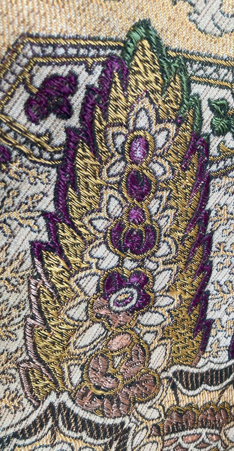 Nappe en soie d’Alger époque début XXe motifs floraux rehaussés de fils dorés, fait main
