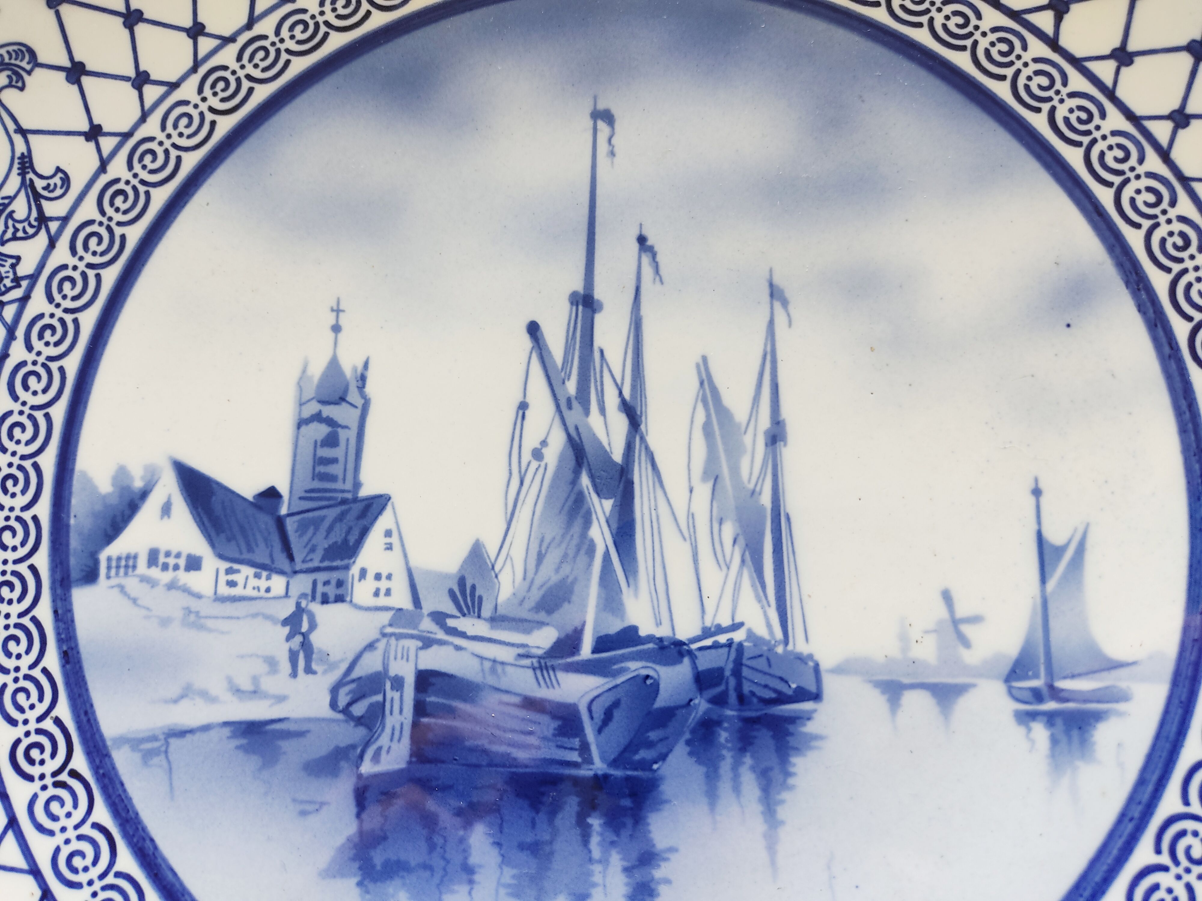 Delft boat décor dish