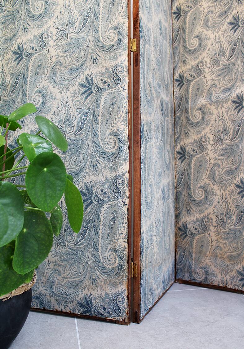 Wood and cashmere fabric screen