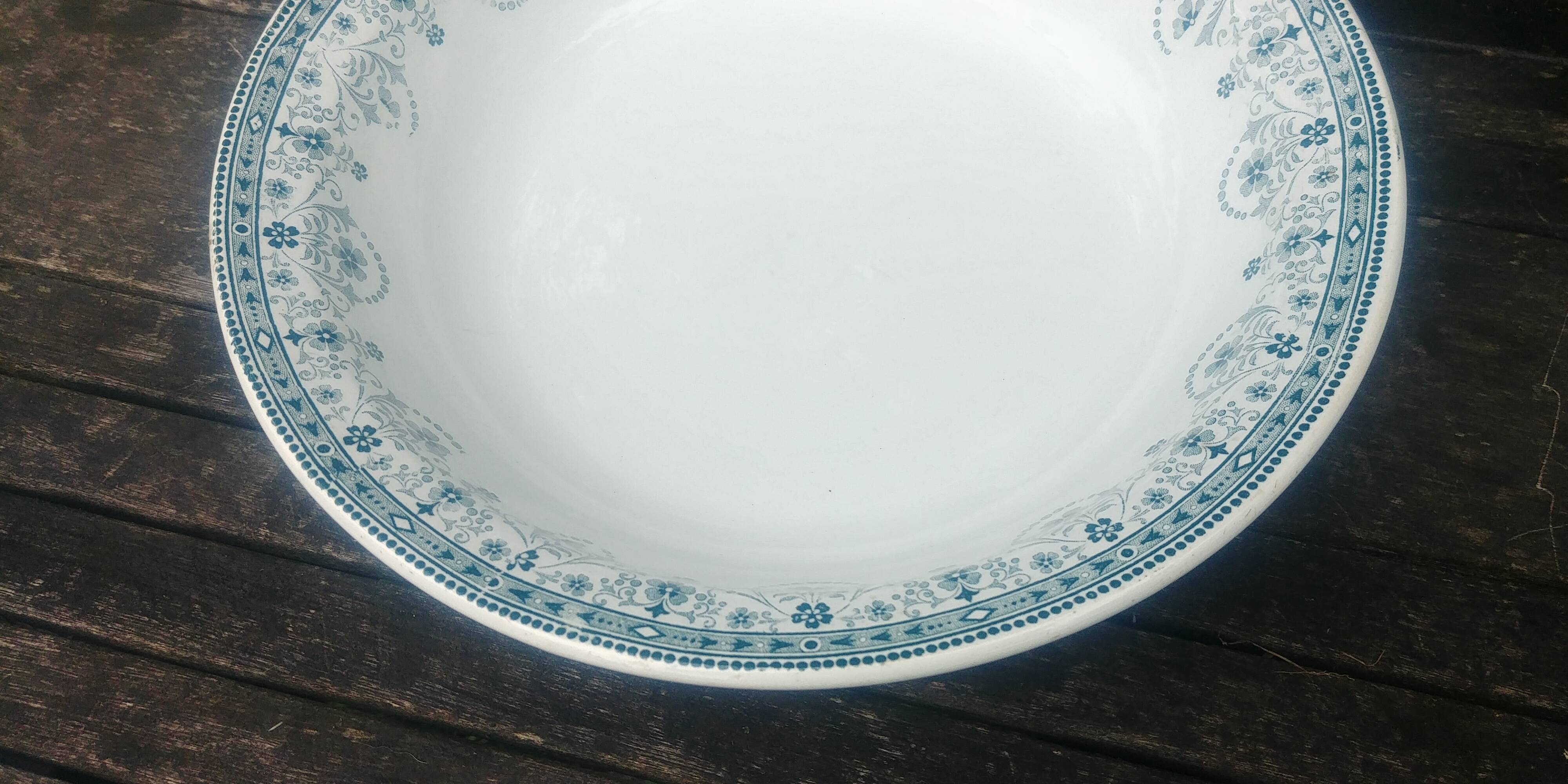 Grand plat rond de service en terre de fer de la faïencerie Moulin des Loup