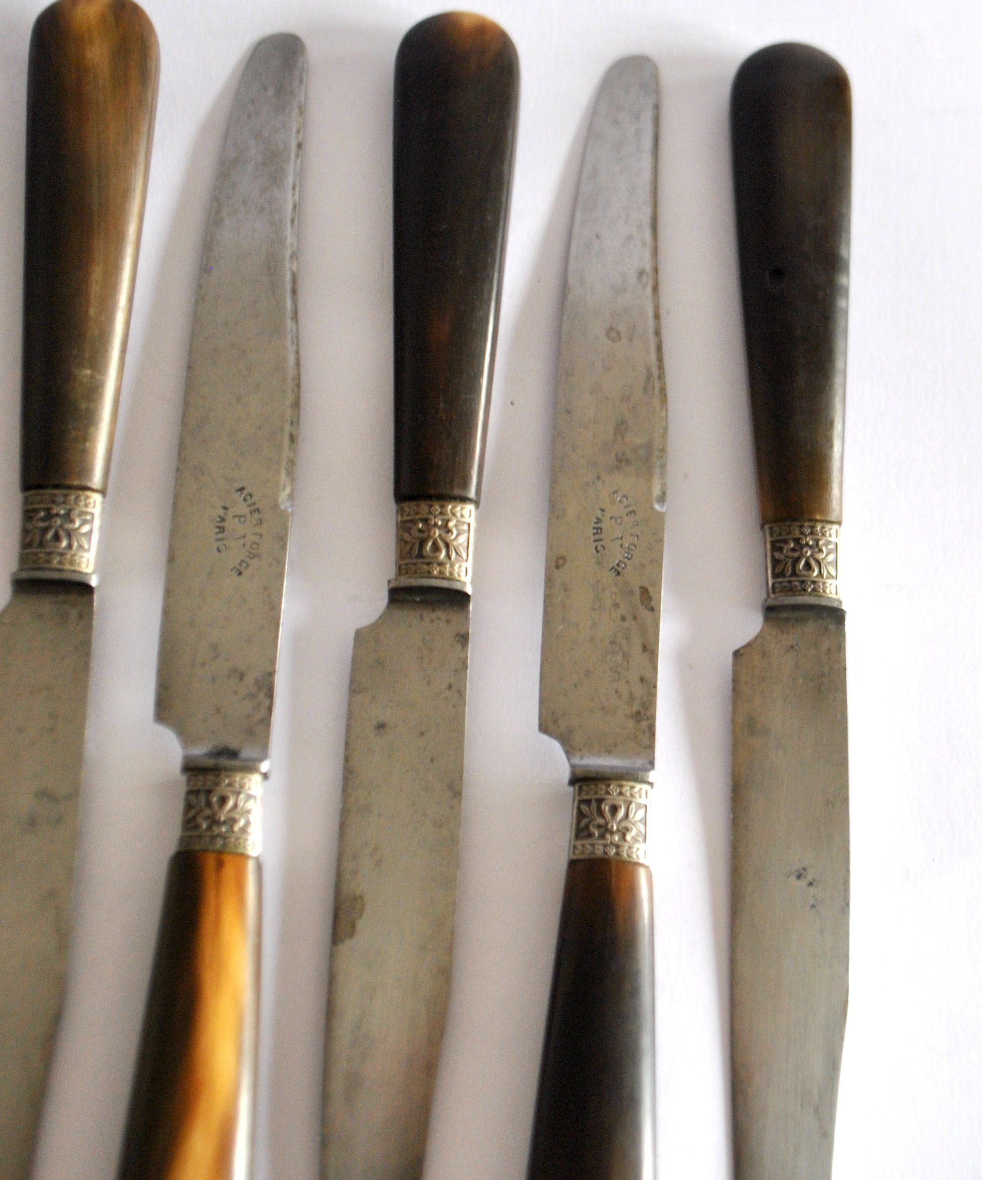 Set of 12 antique table knives from 1900 with horn handles and forged steel blades, Paris, 24.5 cm long.