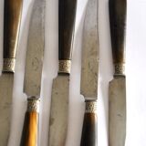 Set of 12 antique table knives from 1900 with horn handles and forged steel blades, Paris, 24.5 cm long.