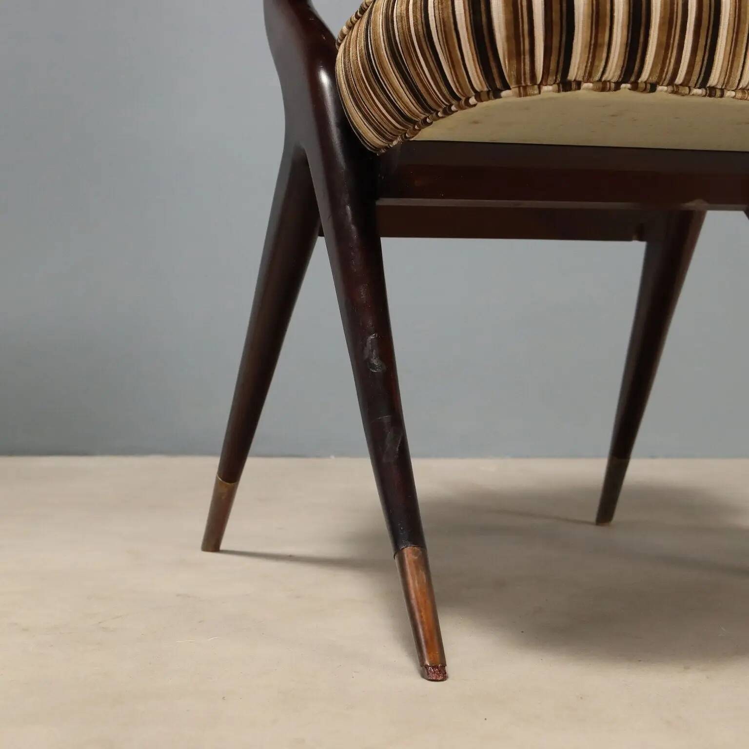 Lot de huit chaises vintage avec embouts en laiton