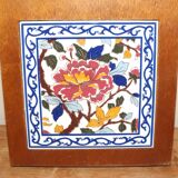 Large wooden and earthenware cutting board from Gien, Pivoines model