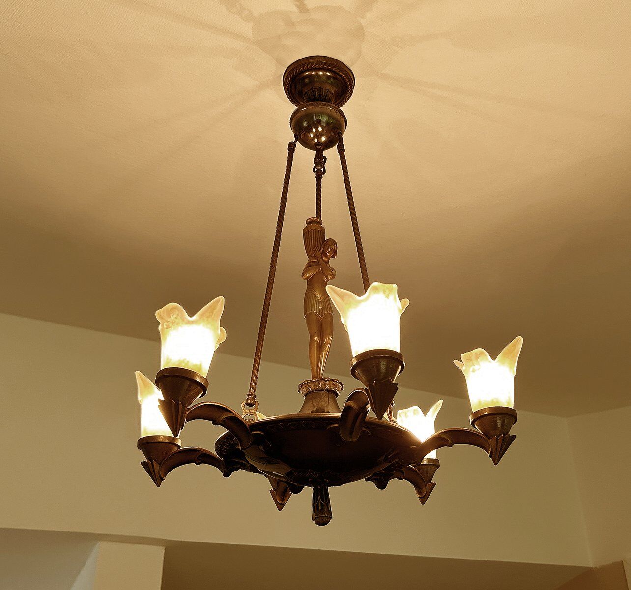 Large Art Deco sculptural chandelier in bronze and glass, 1930s