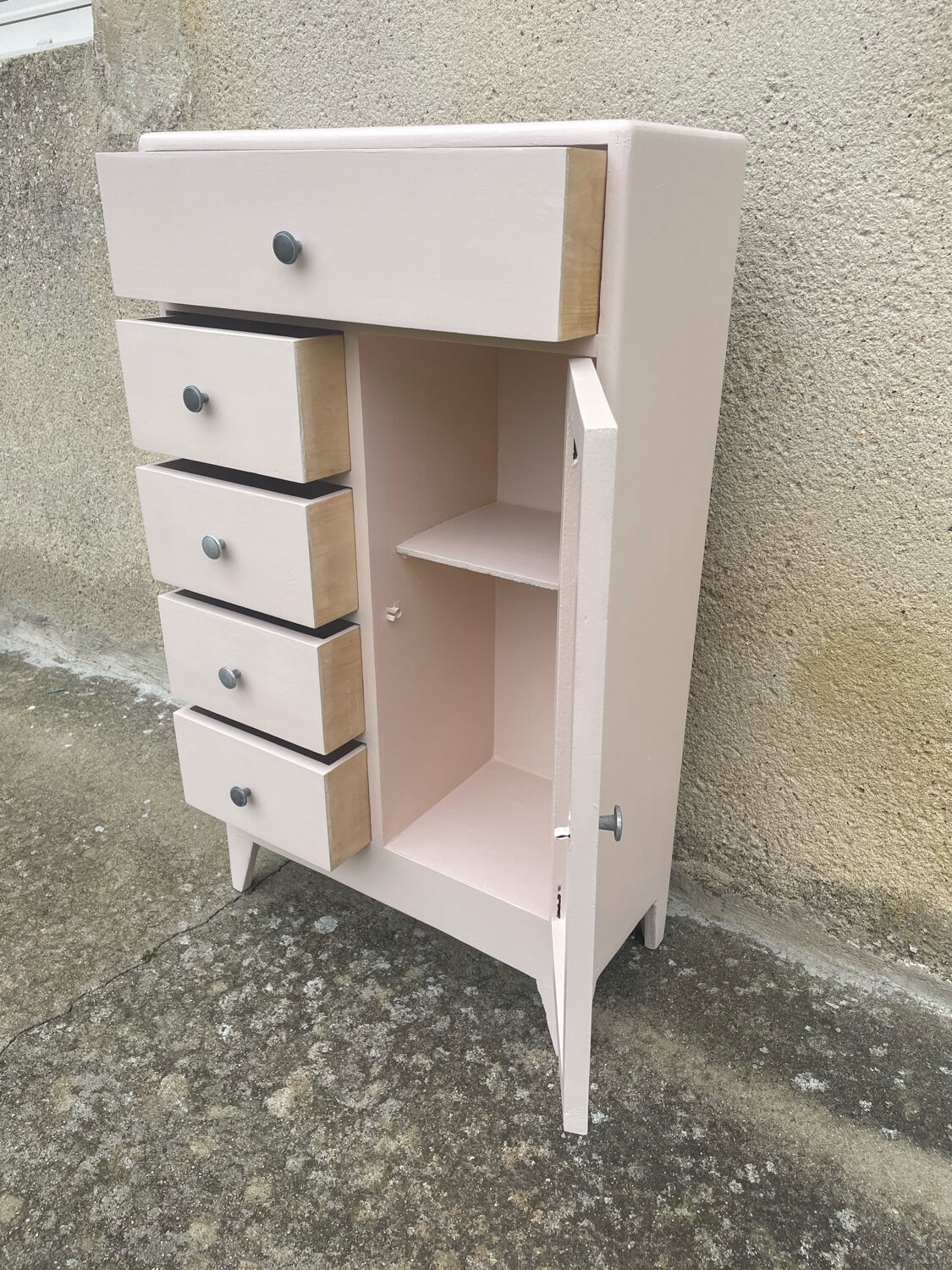 Asymmetrical chest of drawers