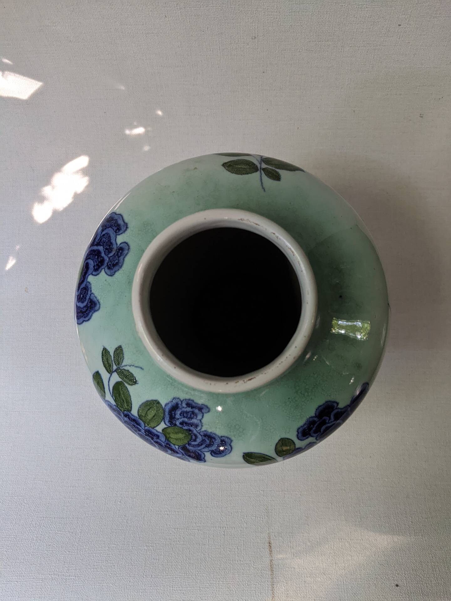 Porcelain vase, Asian art, hand-painted floral decoration.