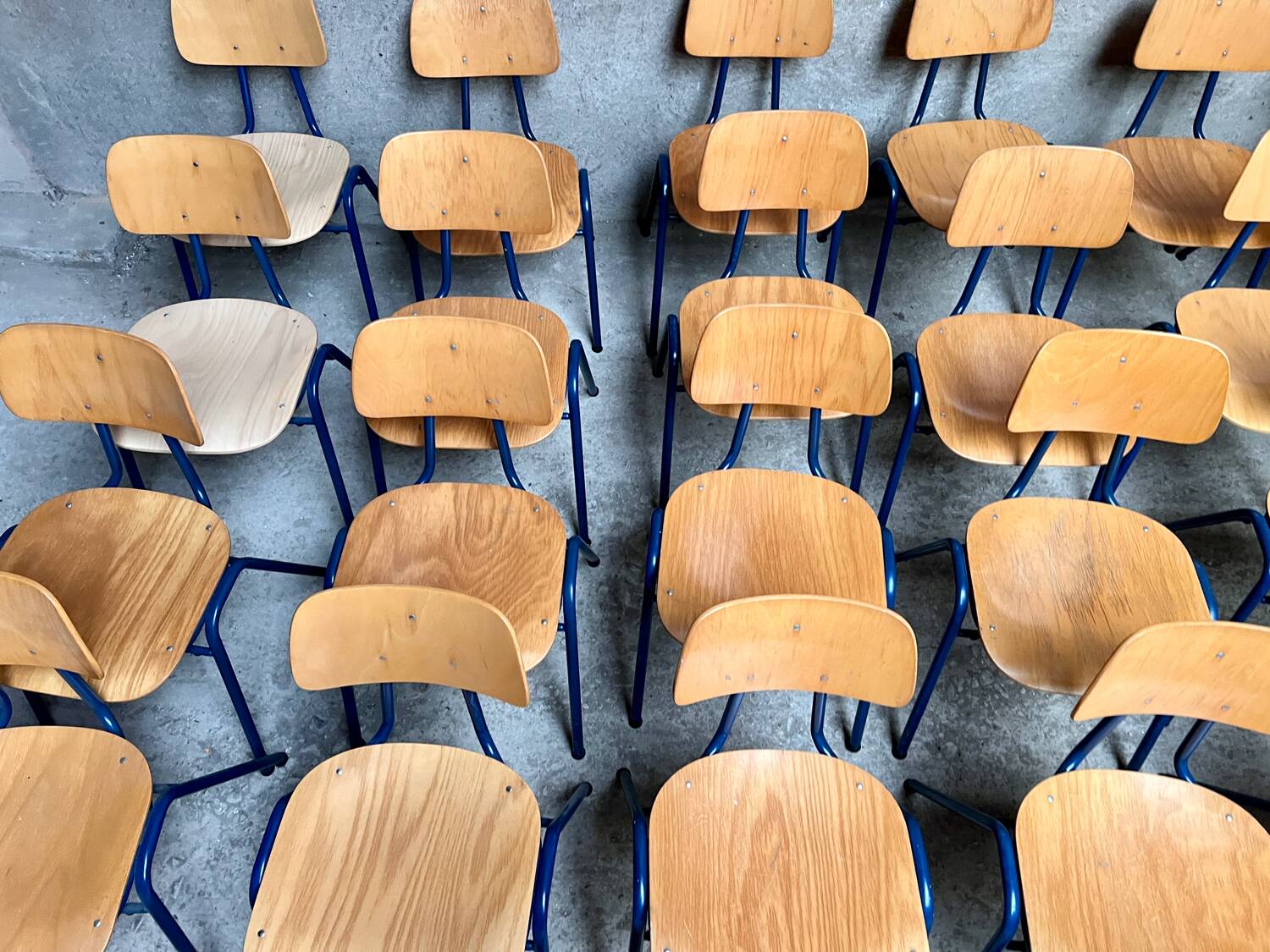 Stackable school chair 32