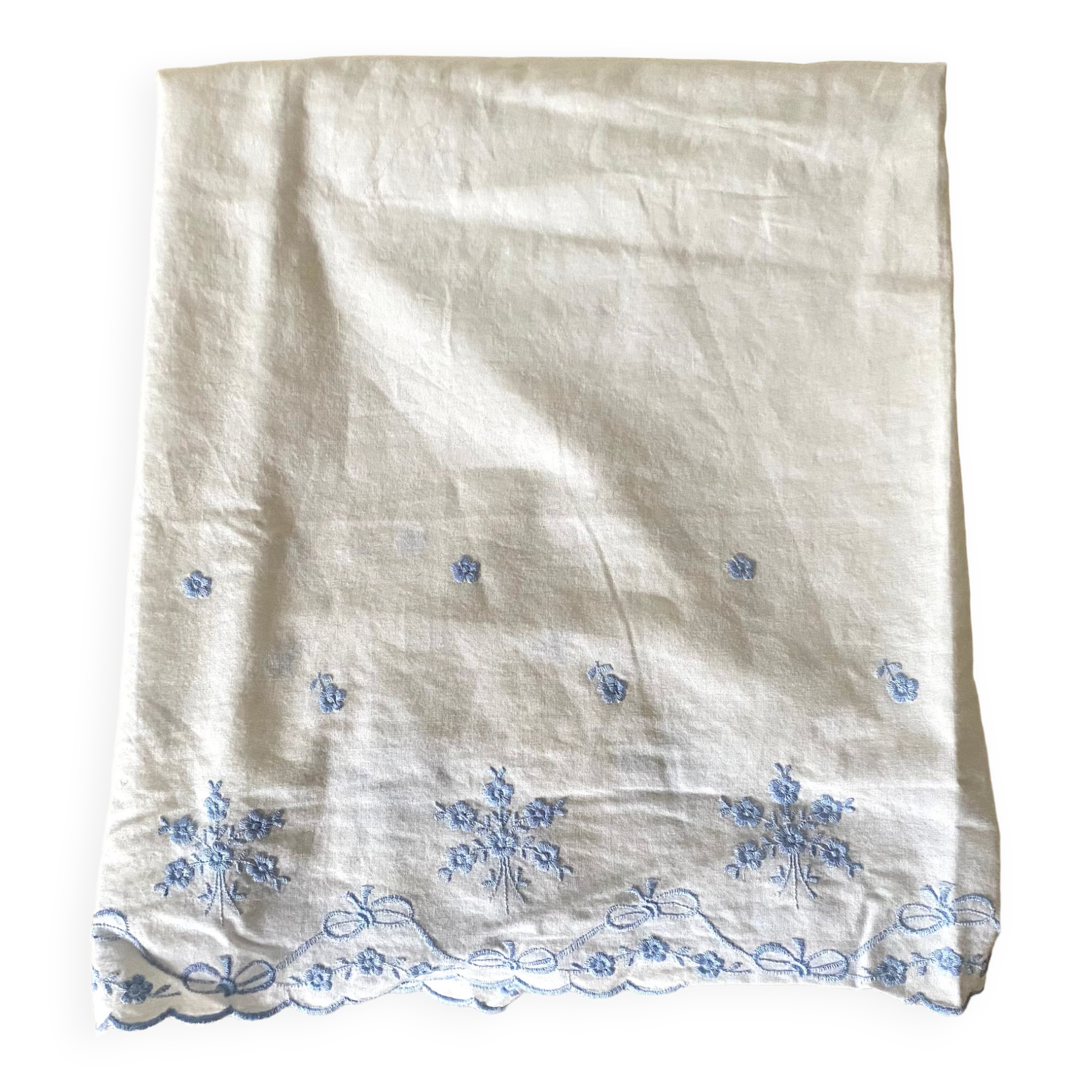 Baby sheet embroidered with blue flowers