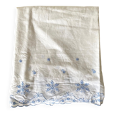 Baby sheet embroidered with blue flowers