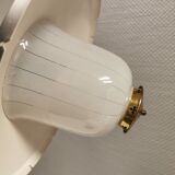Lampe suspendue en verre avec abat-jour en métal laqué noir et base en laiton.