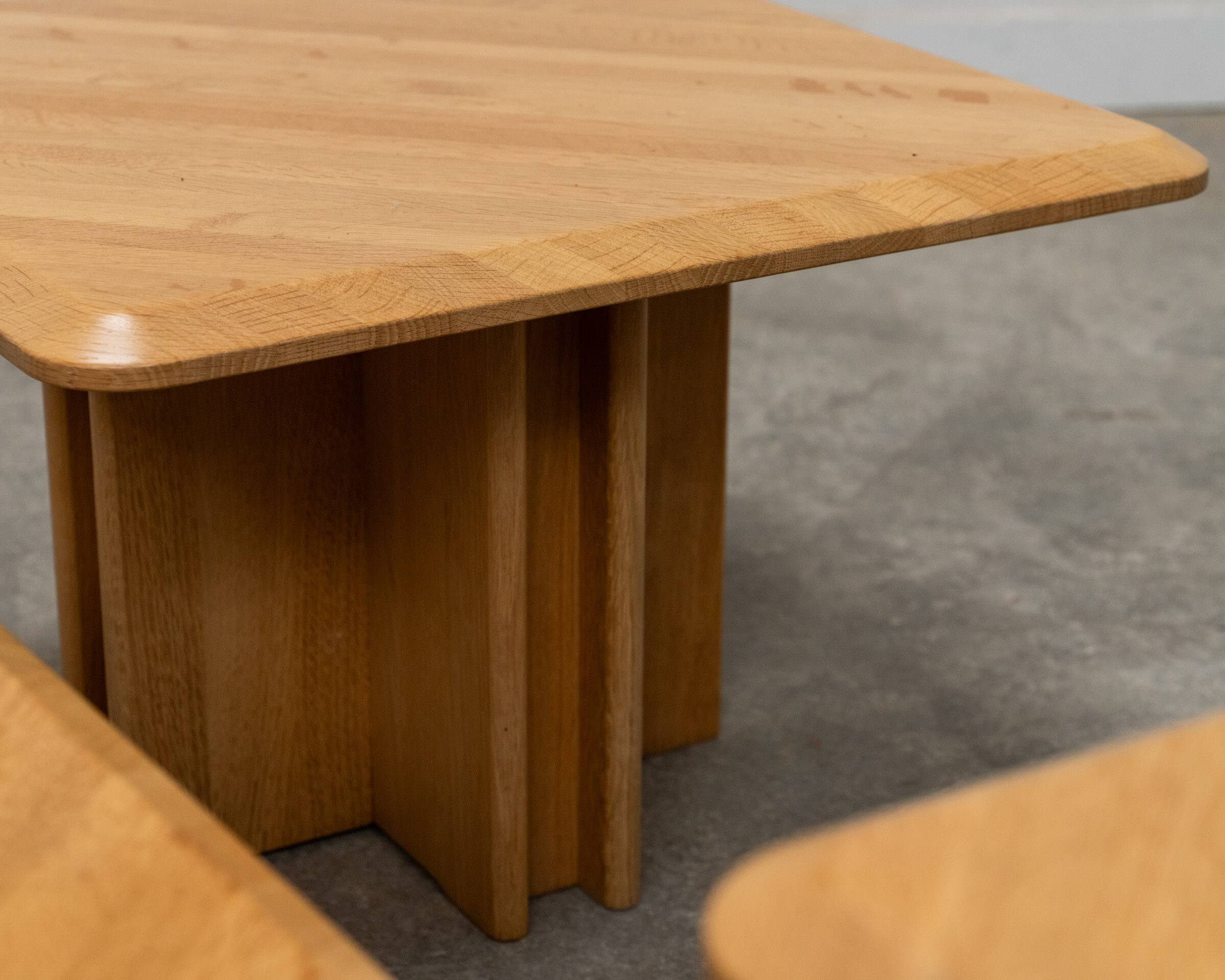 Ensemble de trois tables gigognes en chêne blond, années 80