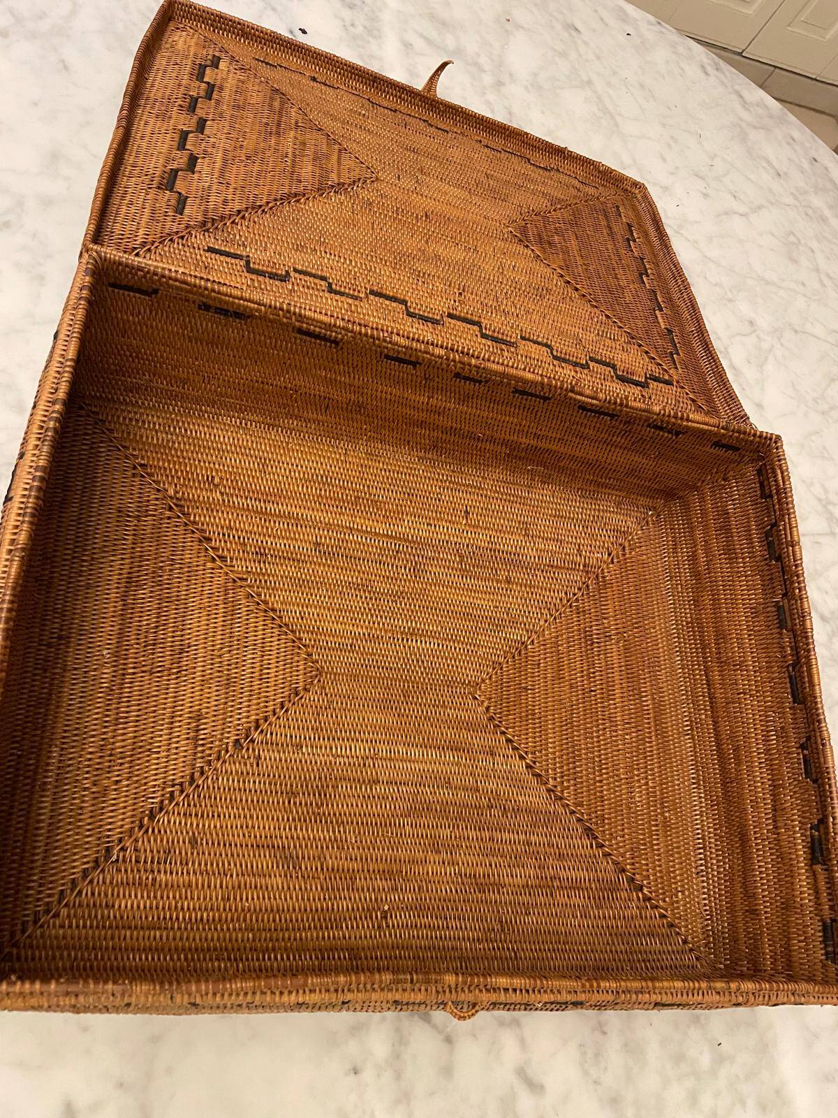 Vintage rattan trunk with lid