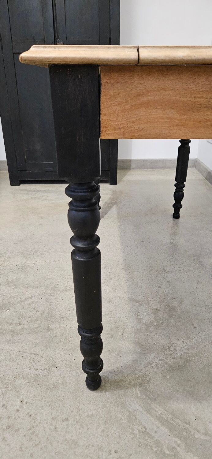 Antique farmhouse table in solid oak with turned legs