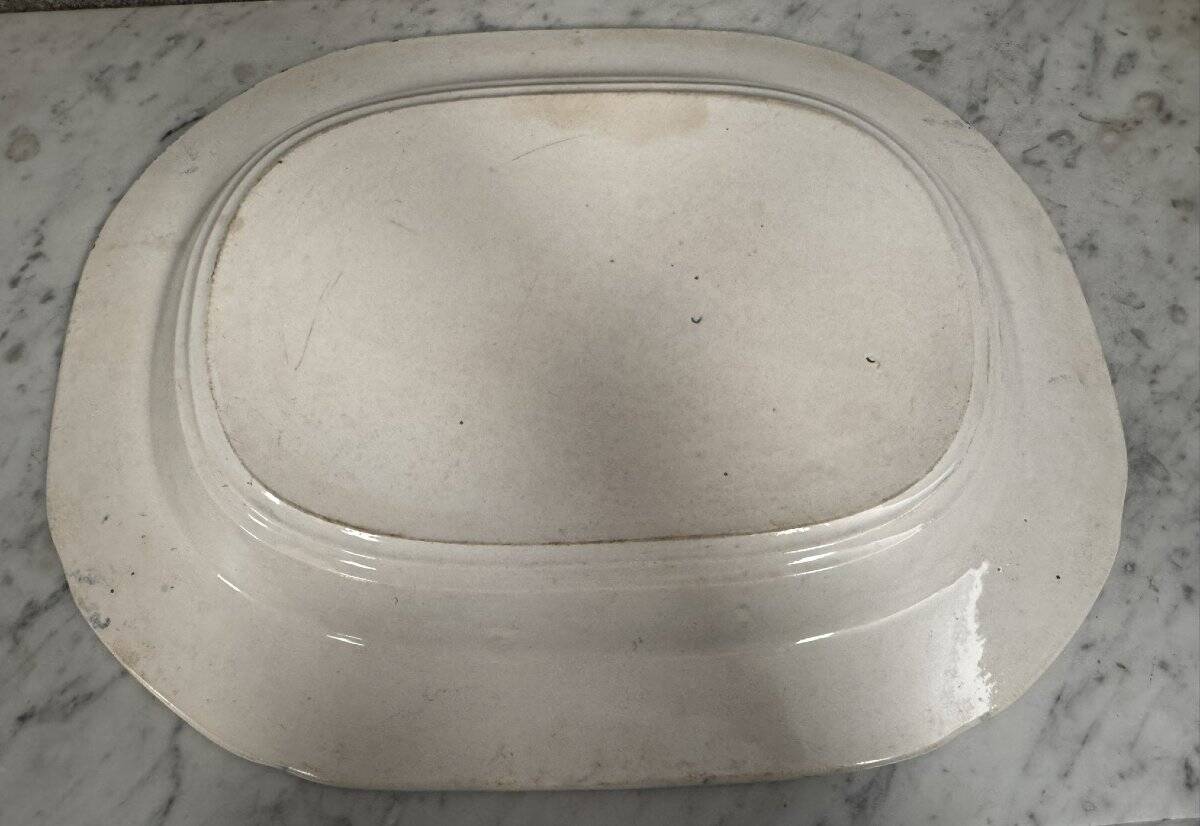 Grand plat en faïence fine bleu et blanc à décor chinoisant – XIXe