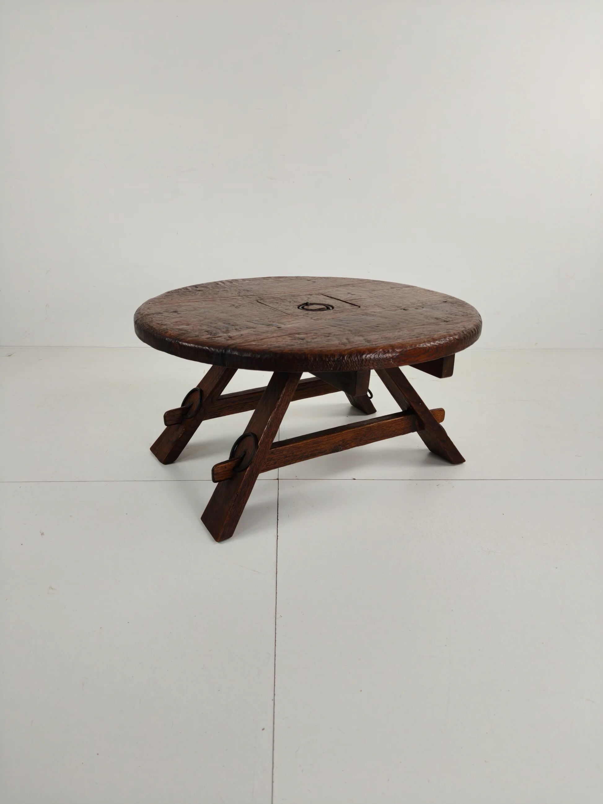 Table basse ronde rustique en chêne, style brutaliste, France, années 1960, milieu du XXe siècle