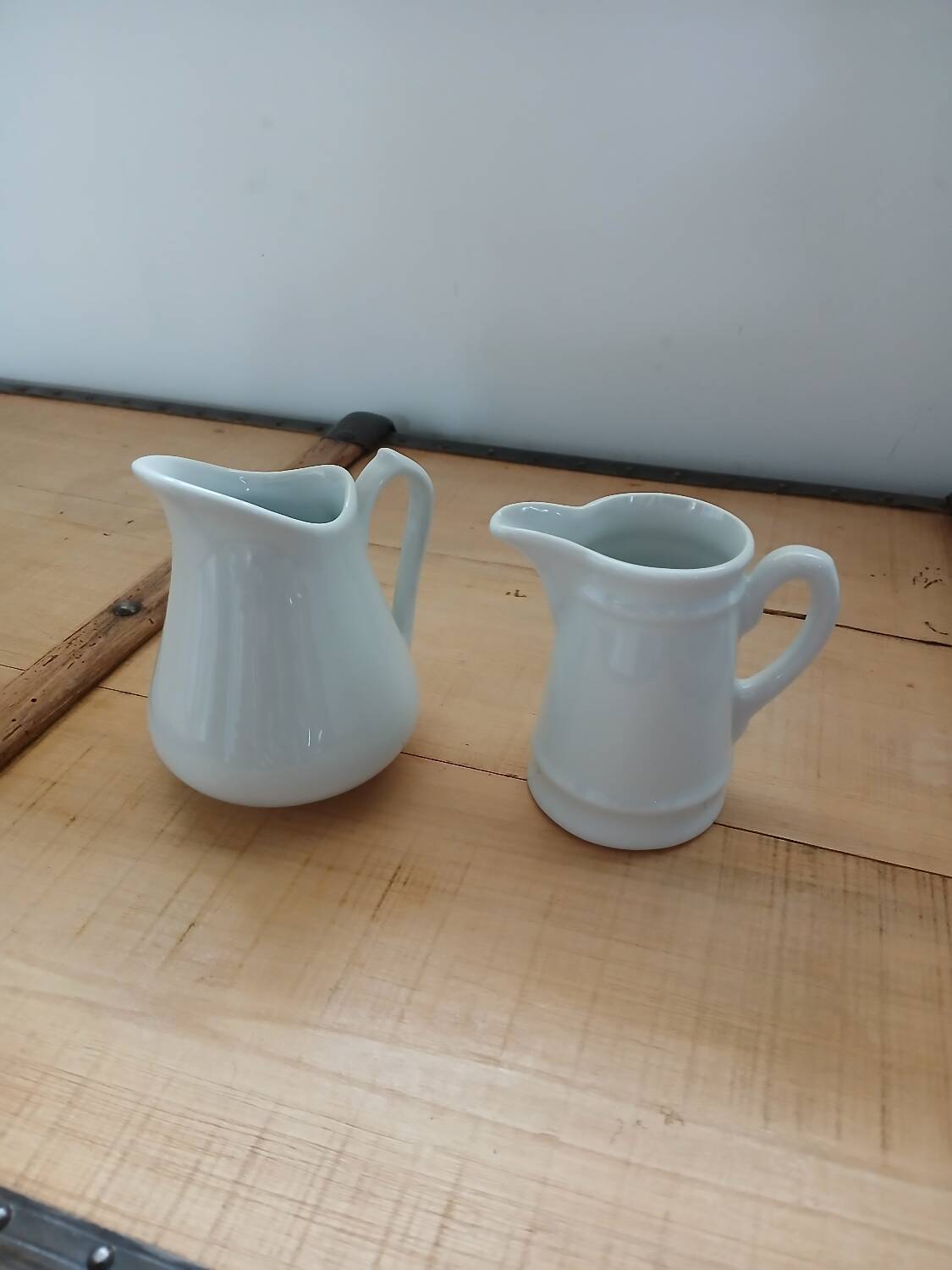 2 petits pichets en porcelaine blanche