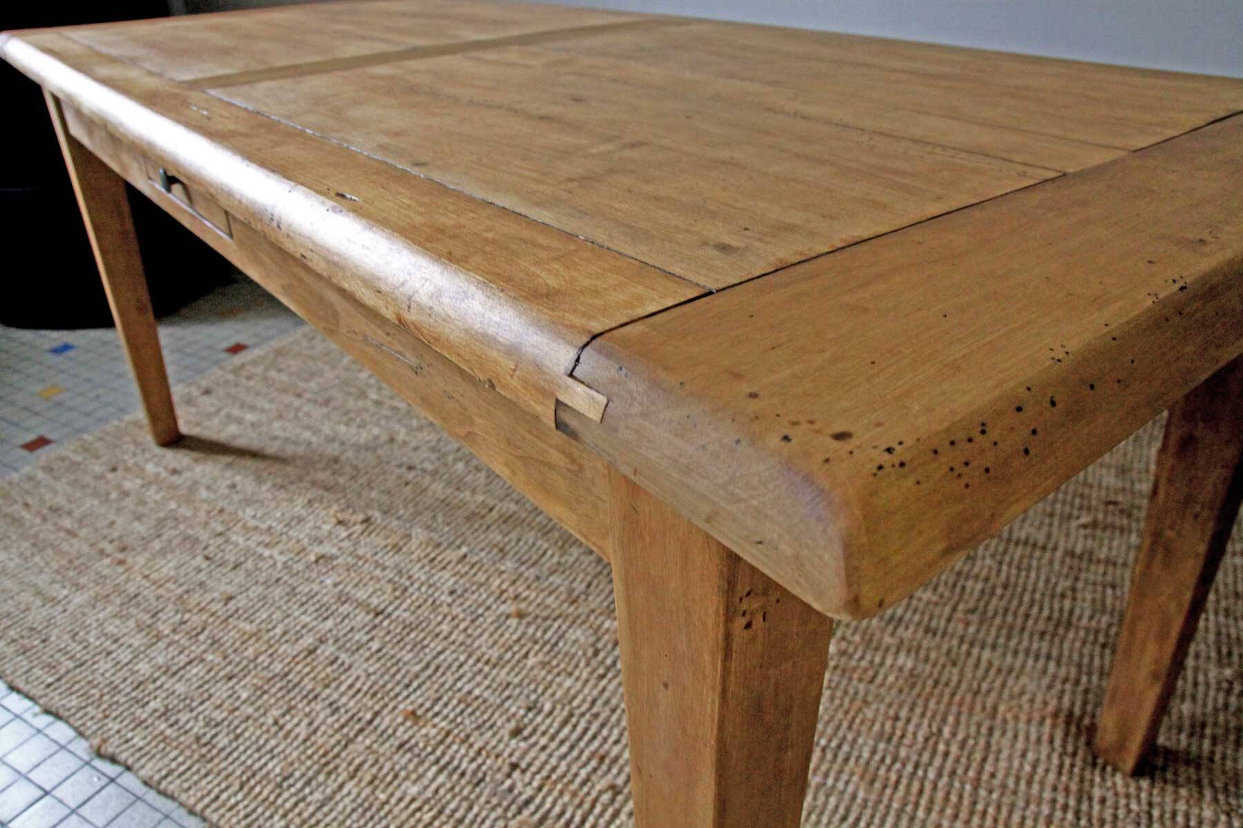 Extendable farm table