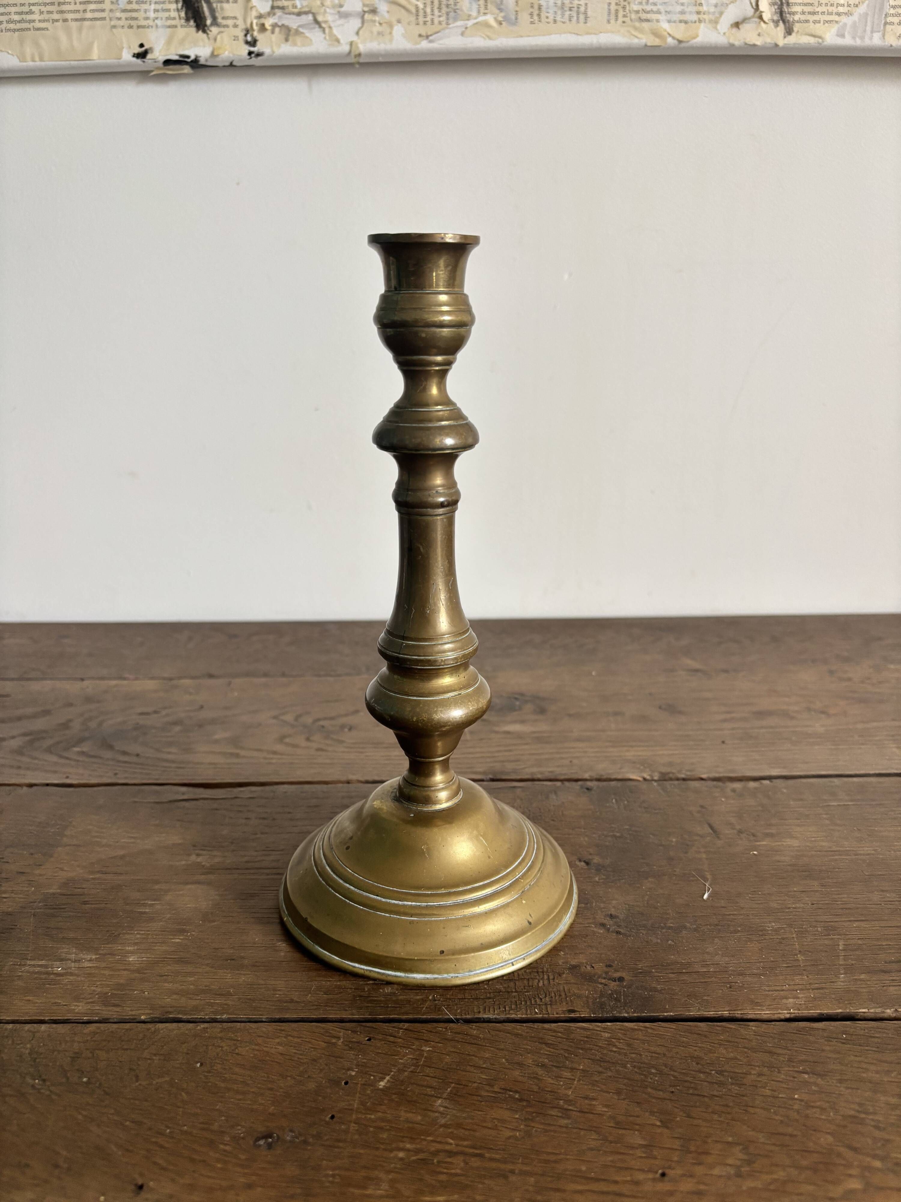 Grand flambeau / bougeoir ancien en laiton – Style Louis XIV