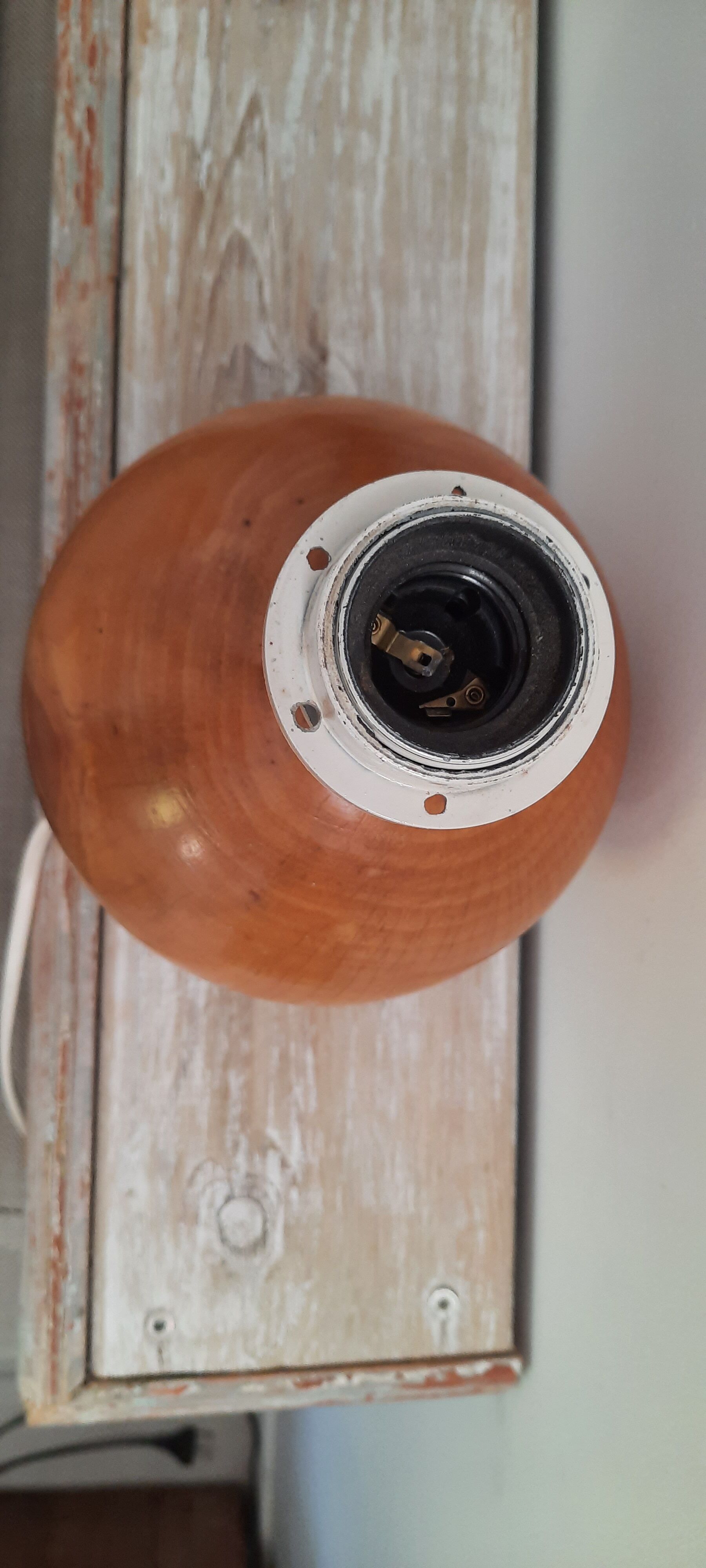 Round lamp foot in light wood