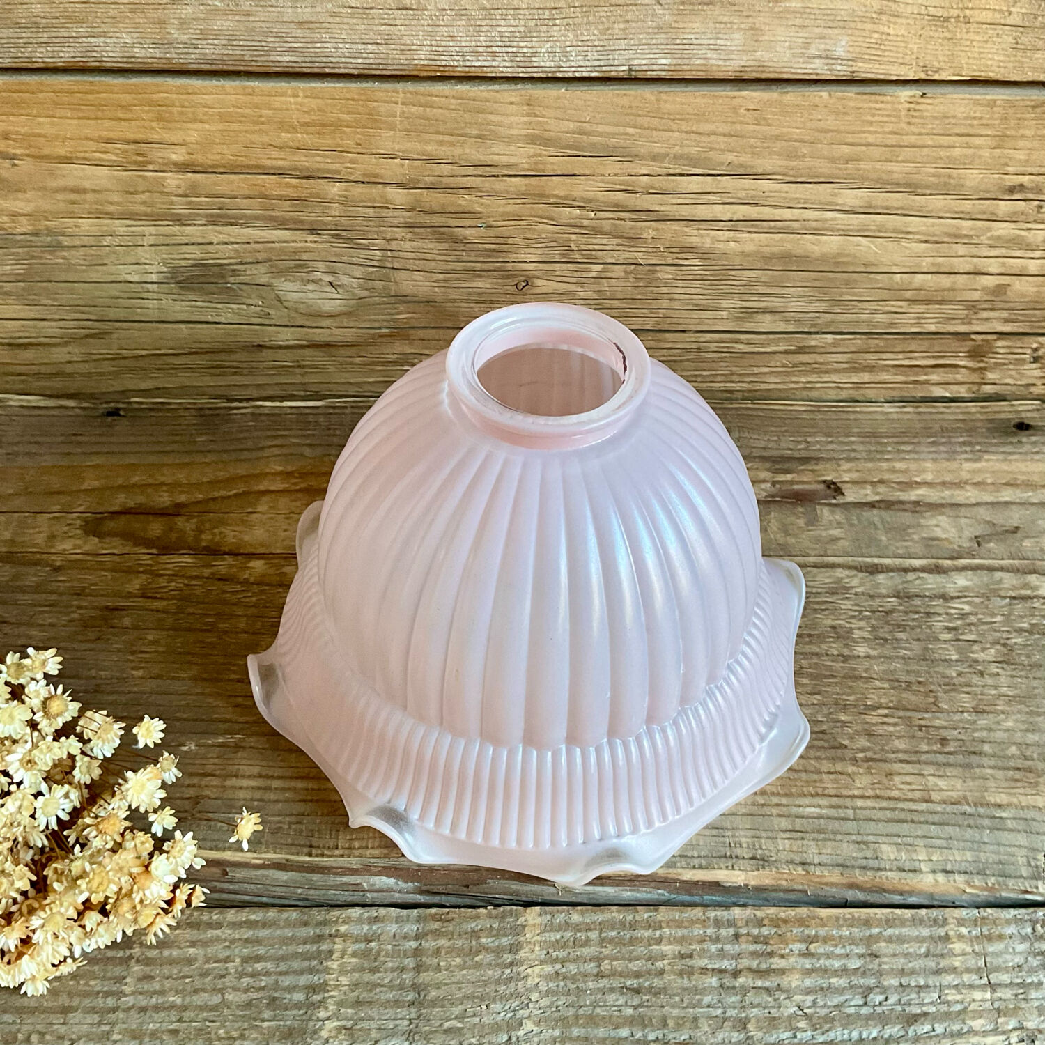 Suspension globe in pink opaline glass