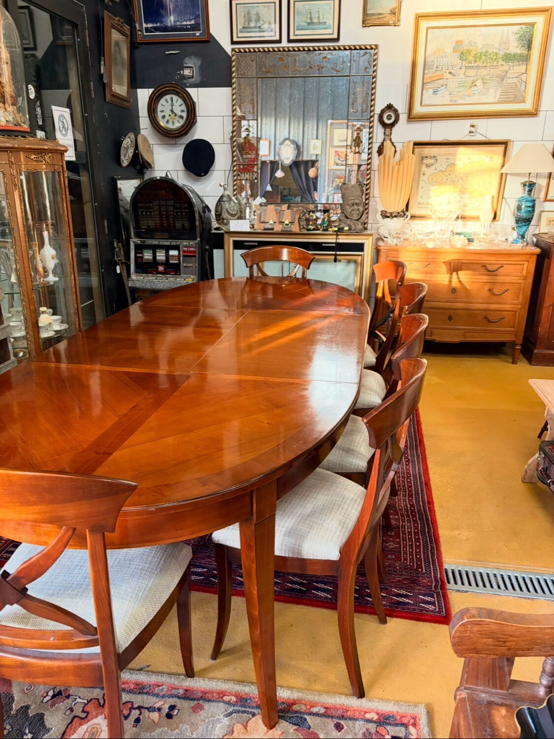 Extendable dining table in cherry wood