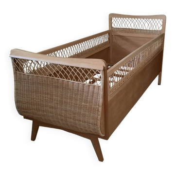 Lit bébé corbeille vintage bois et rotin restauré