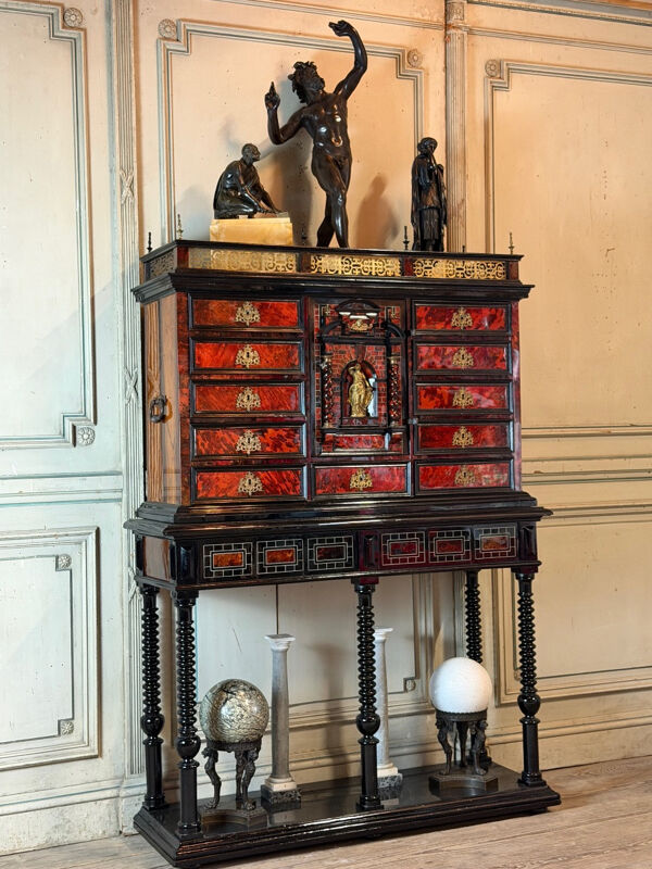 Cabinet anversois, ébène, écaille de tortue, palissandre et os, XVIIème siècle
