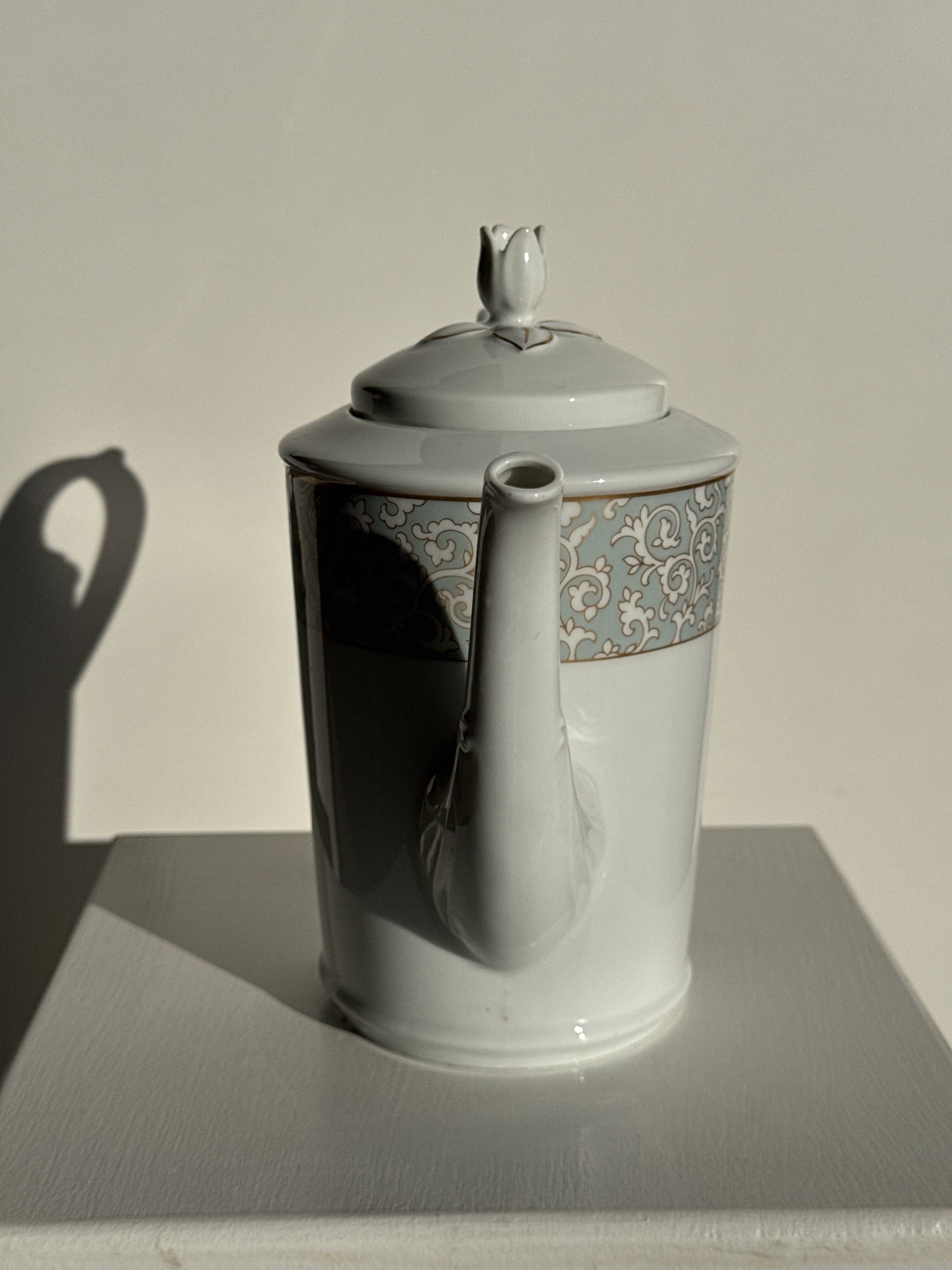Bavarian porcelain teapot from Germany with blue frieze and flower lid H23