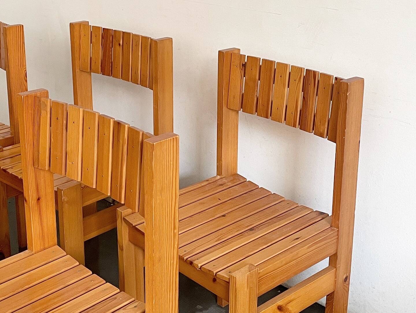 Set de 6 chaises rationalistes en pin massif, Espagne, années 1970.