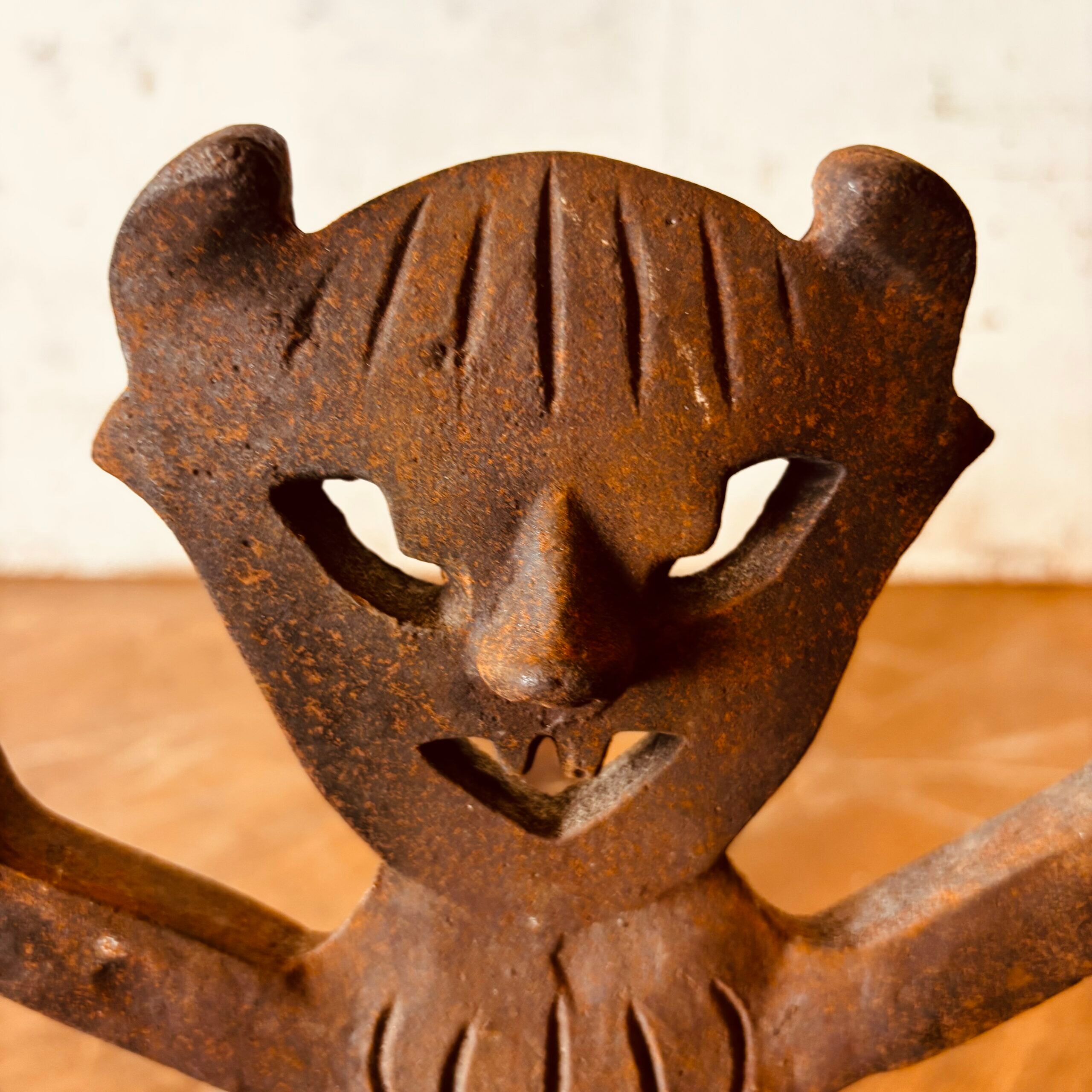 Pair of cast iron fire dogs - Devil & Deviless - Early 20th century