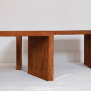 Paire de tables d'appoint en daim cognac à la manière de Jean Michel Frank