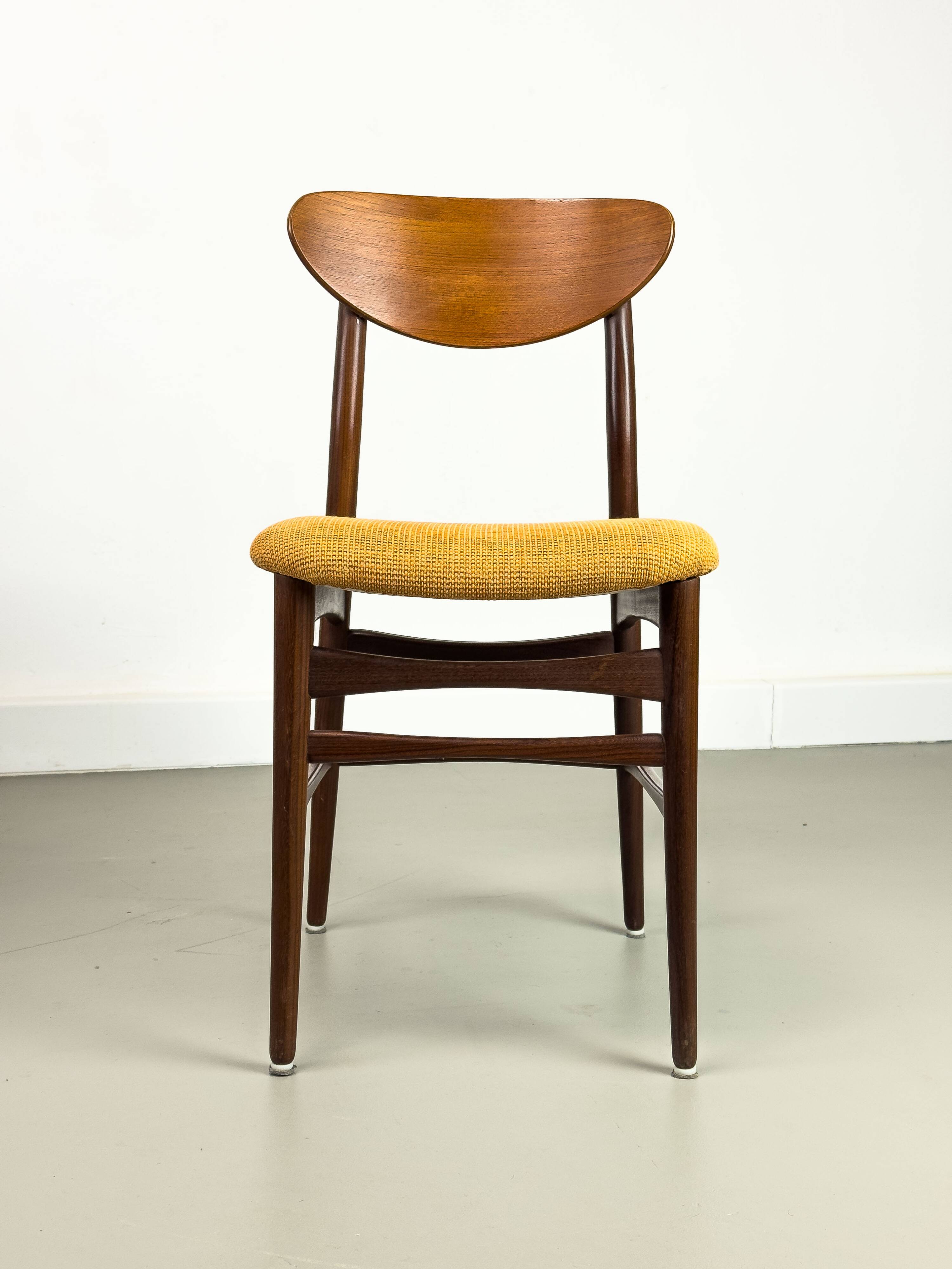 Lot de 4 chaises de salle à manger, années 1960