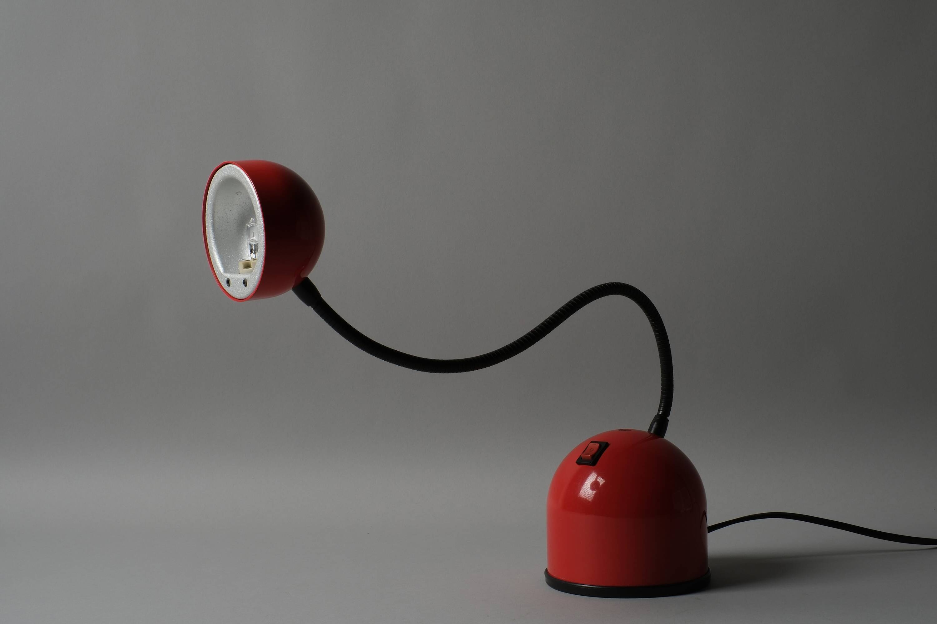 Lampe de bureau flexible Stilplast, rouge et noir, Italie, années 1980