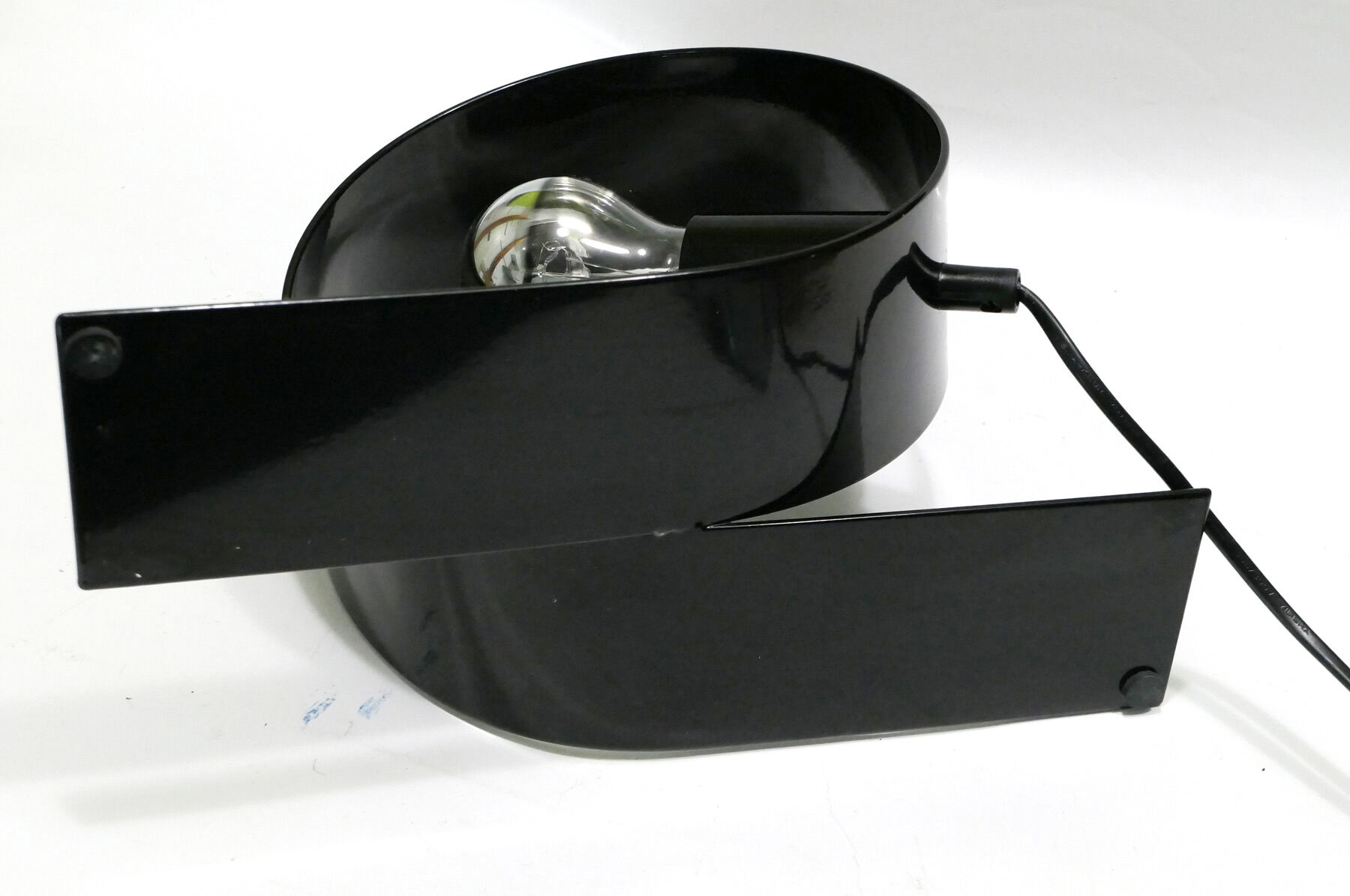 Lampe à poser design en métal laqué noir