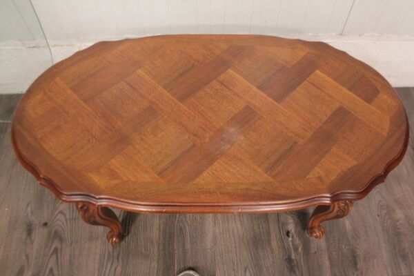 Table basse ovale style Louis XV avec plateau en verre