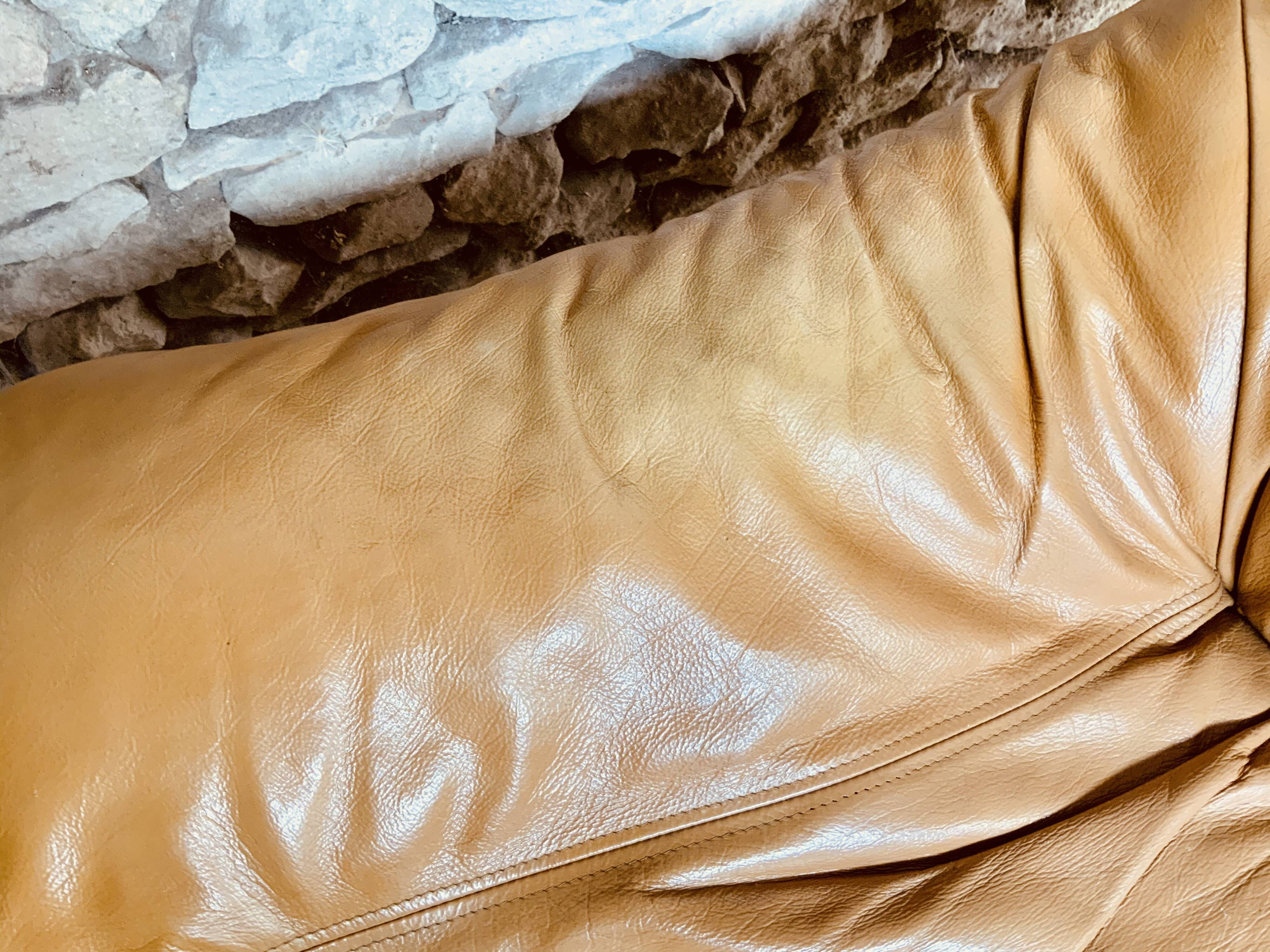 Leather and wood lounge of the Maison Regain 1950s/60s