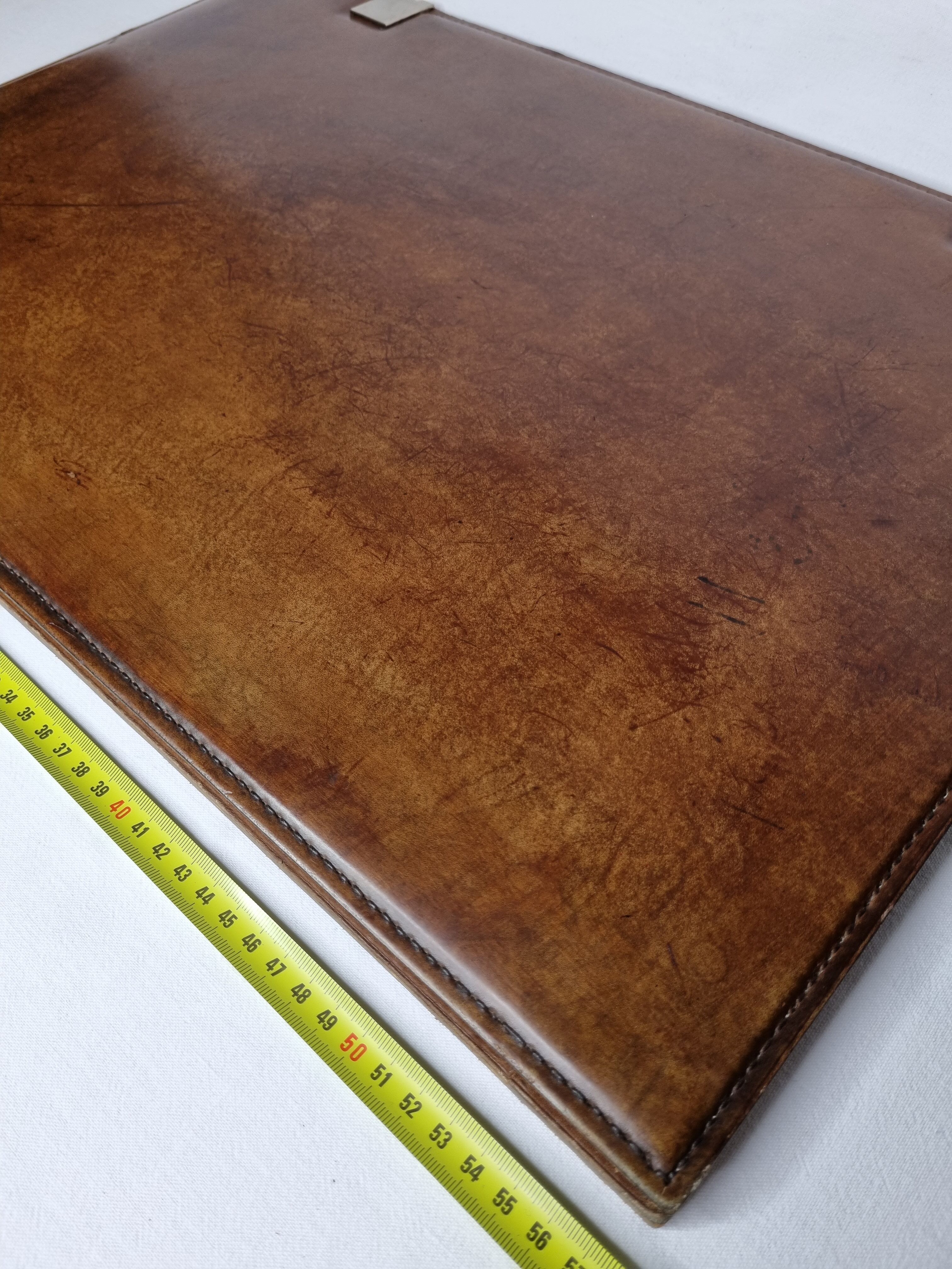 Underhand in saddle leather and vintage brushed metal