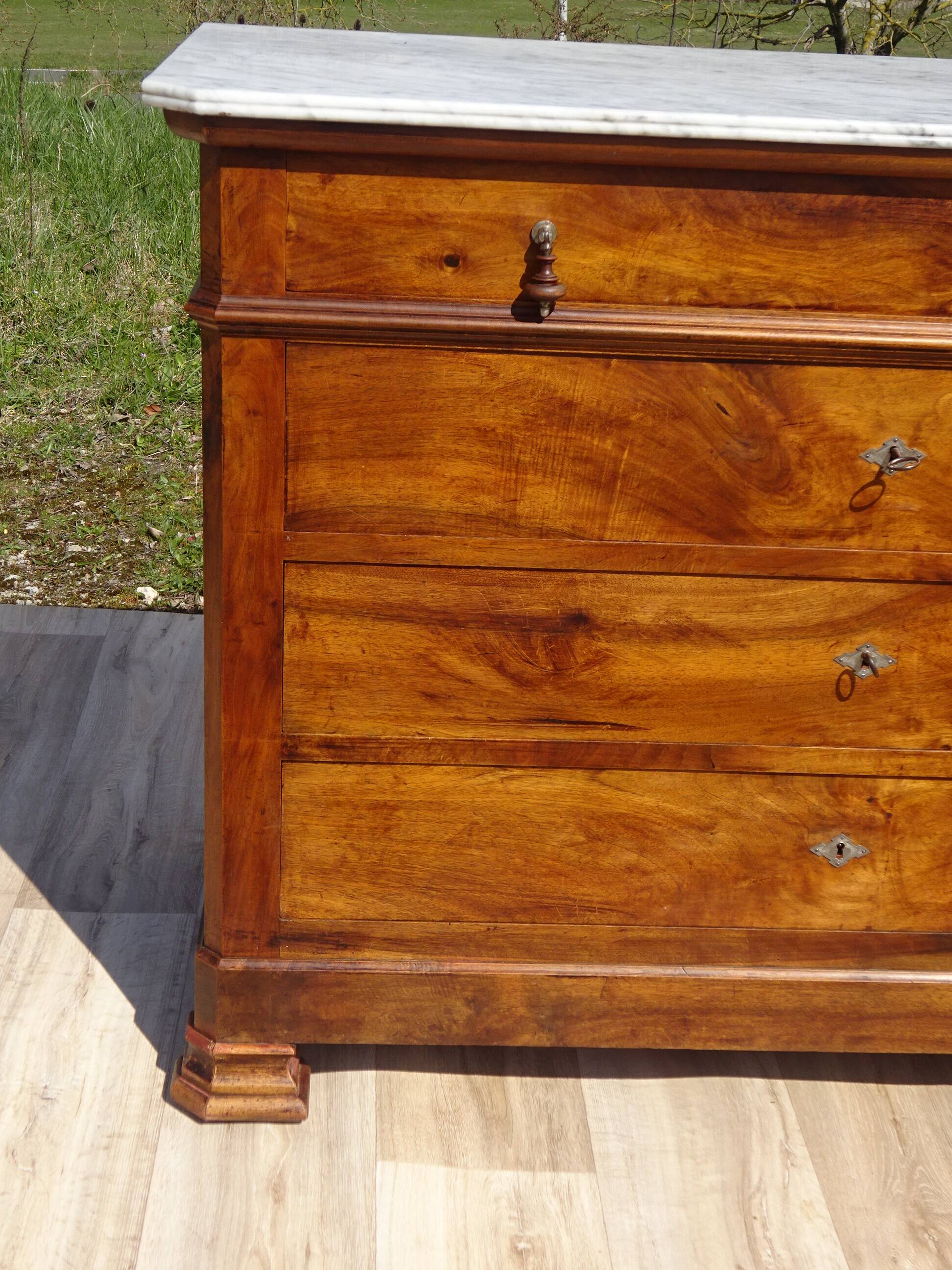 Commode en noyer de style et époque Louis Philippe