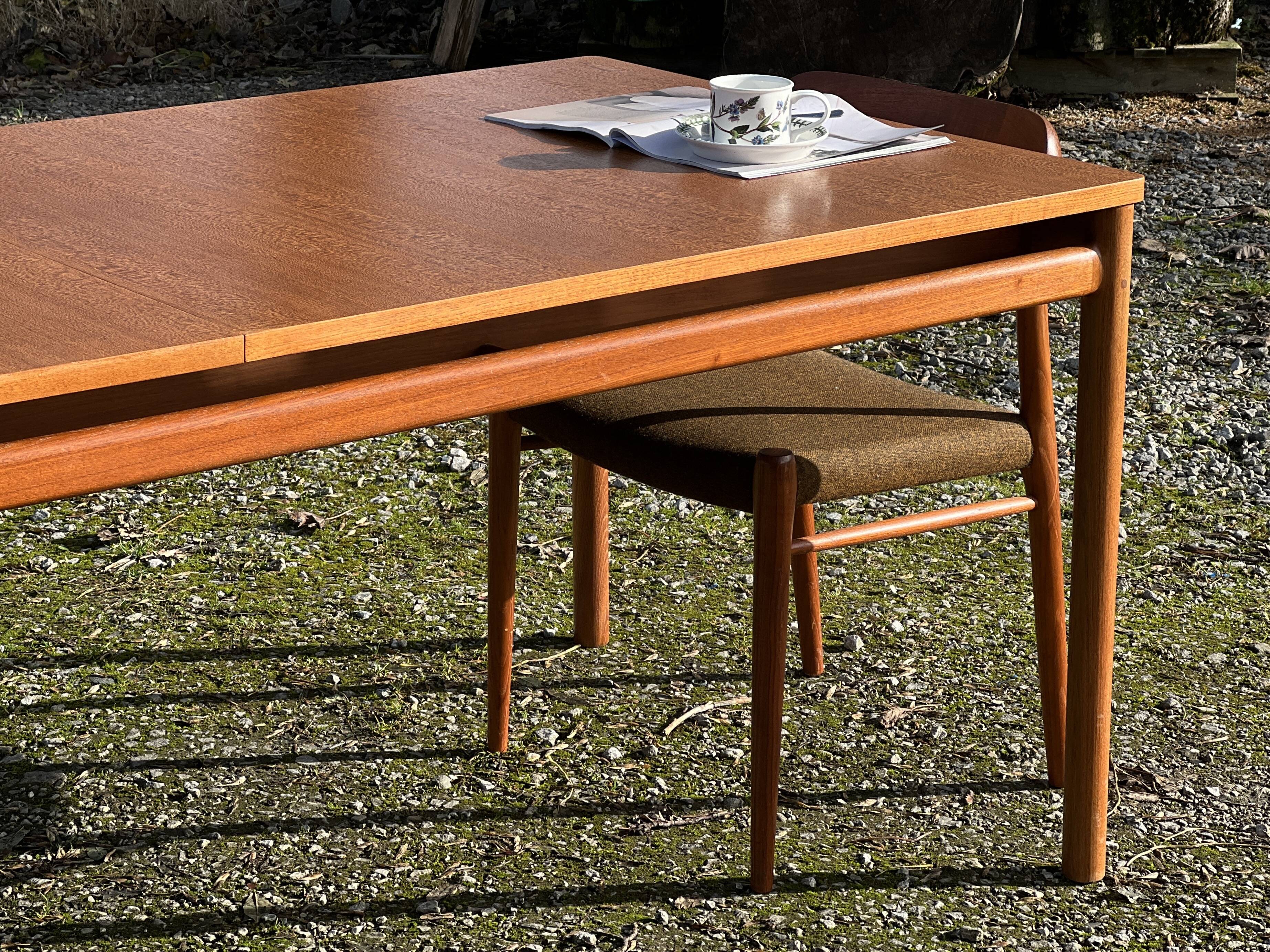 Grande table à manger à rallonge par McIntosh