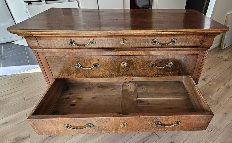 Importante commode Louis-Philippe en noyer patiné, XIXᵉ siècle
