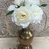 Vase en laiton doré ciselé motif floral
