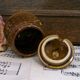 Pot à miel en forme de ruche décoré d'abeilles