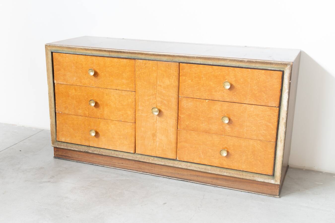 Comò in radica di betulla, con maniglie in ottone, 1950