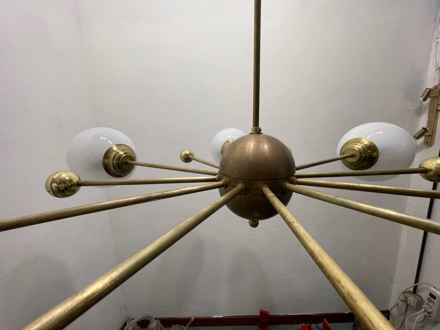 Lustre en laiton et verre opalin spoutnik