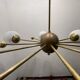 Lustre en laiton et verre opalin spoutnik